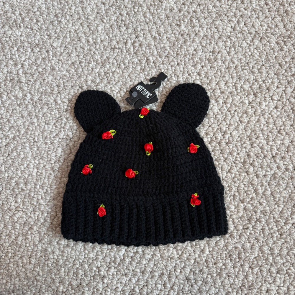 Hot Topic Black Crochet Bear Ear Beanie with Red Rose Appliques OSFM NWT